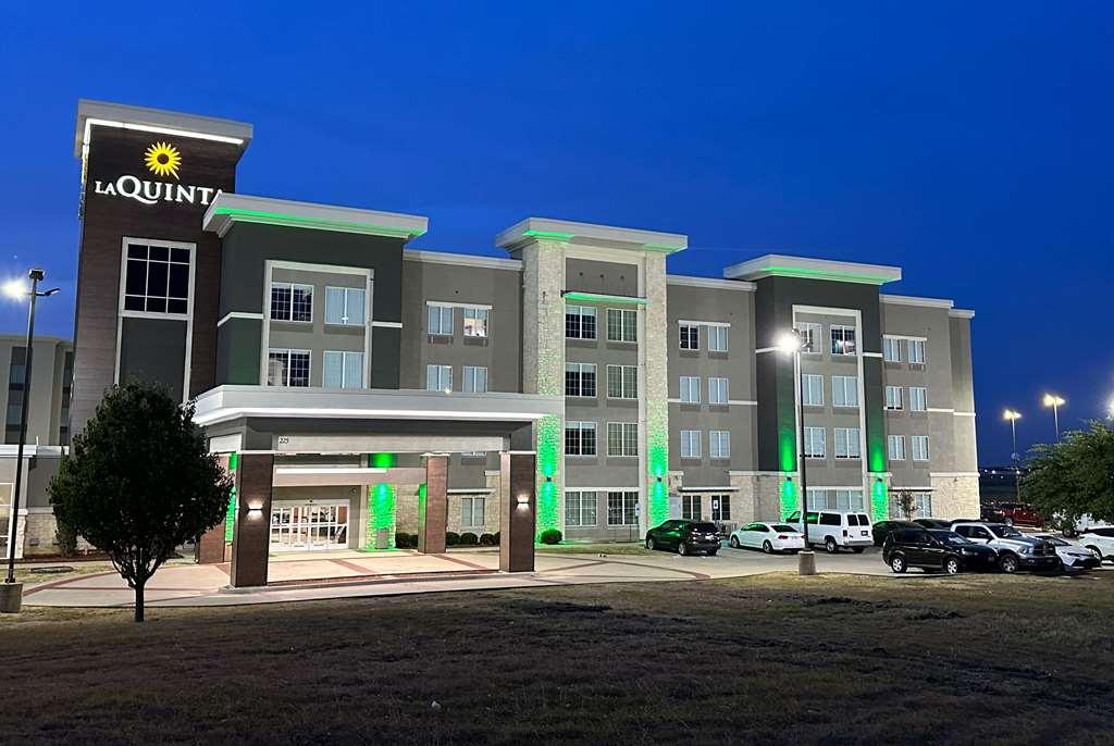 La Quinta Inn & Suites By Wyndham Ft Worth-Burleson Exterior foto